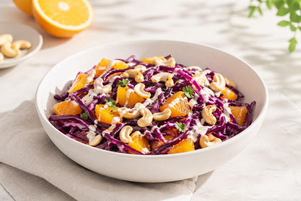 Salade de chou rouge, orange, noix de cajou et sauce au fromage blanc moutardée