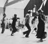 danseurs en mouvement créant une connexion énergétique collective
