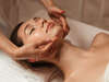 soins classiques appliqués sur des mains soignées