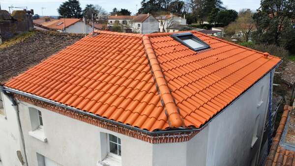 Nettoyage de toiture à Cholet : pourquoi, quand et comment entretenir sa couverture ?