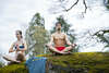Elise e Leonardo che meditano in costume da bagno