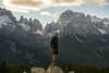 leonardo sur un rocher en pleine montagne