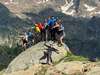 foto di gruppo in cima a una roccia su una montagna