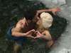 couple s'embrassant dans l'eau froide