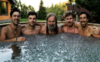 Wim Hof circondato da istruttori del suo metodo