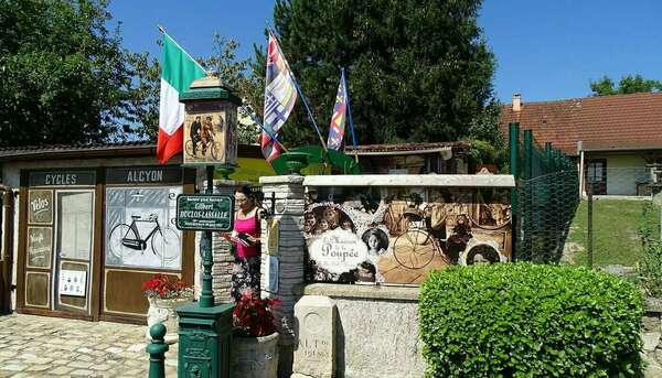 Le Musée du Vélo de Saint-Usuge : Un sanctuaire dédié à l’histoire du cyclisme en Bresse bourguignonne
