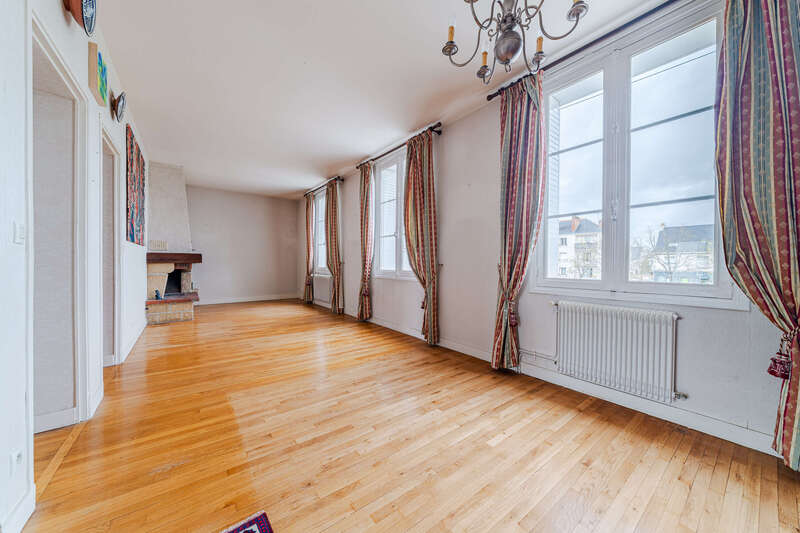 Photographie d'un séjour réalisé par Guillaume Hareux photographe professionnelle pour un bien immobilier. Photographie très lumineuse avec traitement HDR réaliste afin de montrer la différence avec un téléphone