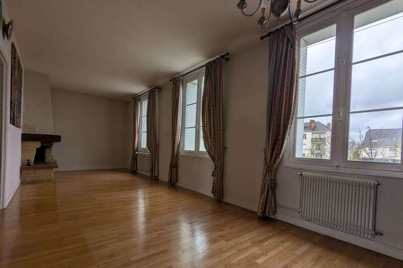 Photographie d'un séjour réalisé par Guillaume Hareux photographe professionnelle pour un bien immobilier. Photographie très lumineuse avec traitement HDR réaliste afin de montrer la différence avec un téléphone