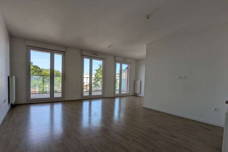 Photographie d'un séjour réalisé par Guillaume Hareux photographe professionnelle pour un bien immobilier. Photographie très lumineuse avec traitement HDR réaliste afin de montrer la différence avec un téléphone