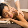 Femme relaxée profitant massage apaisant pour relâcher tensions