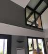 application de finitions sur des murs avec des outils de peinture et des protections