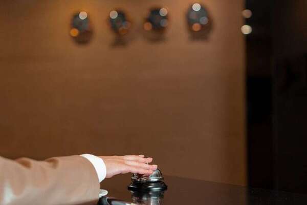 Commission ou forfait : quel tarif de conciergerie Airbnb choisir en Calvados ?