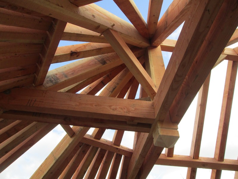 Tour ronde en abside refaite à neuf en douglas.