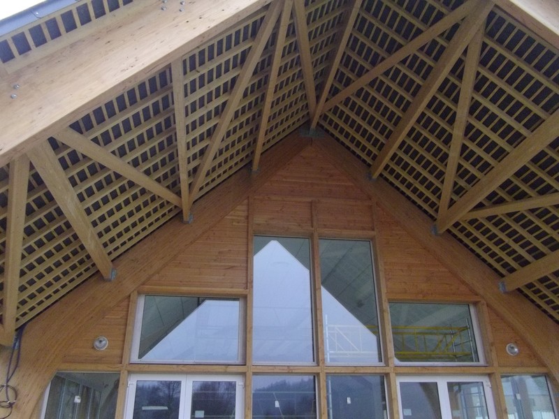 Auvent de la salle communale en lamellé-collé.