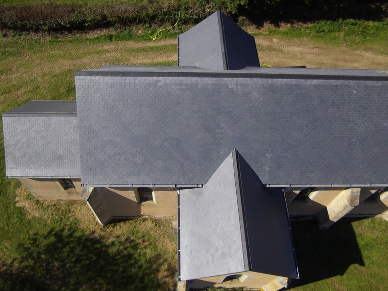 Vue de dessus de la toiture de la même église refaite à neuf.