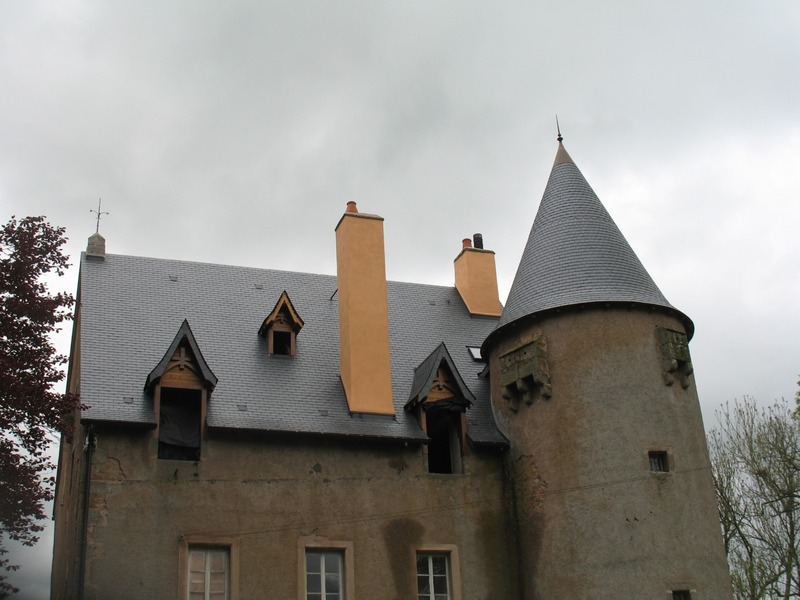 Après travaux, avec tour ronde et lucarnes refaites à neuf.