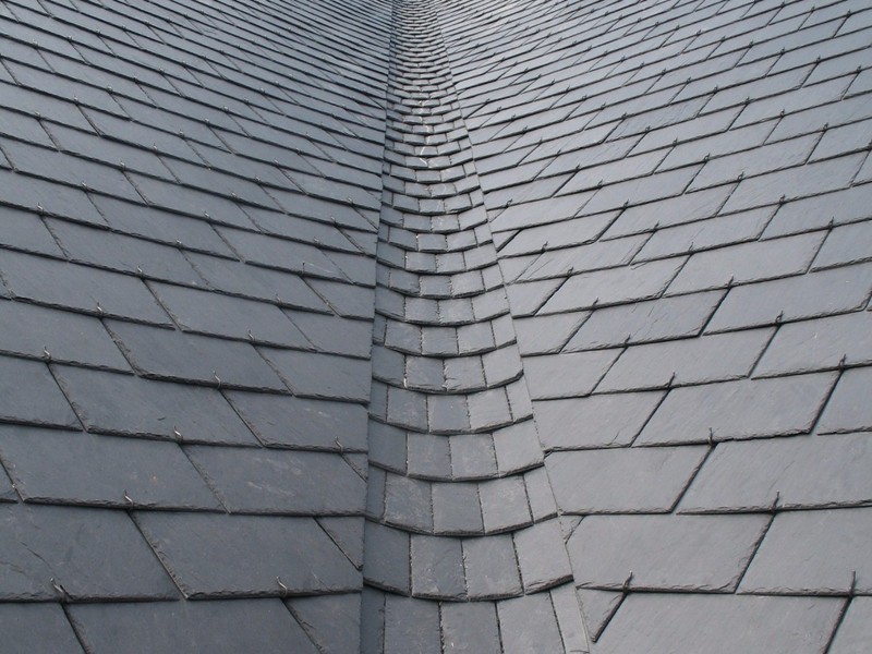 Noue ronde sur le toit de l'église.