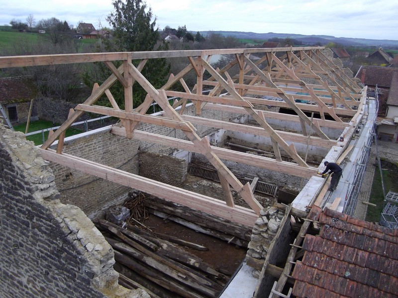 Corps de ferme avec charpente en douglas du Morvan.