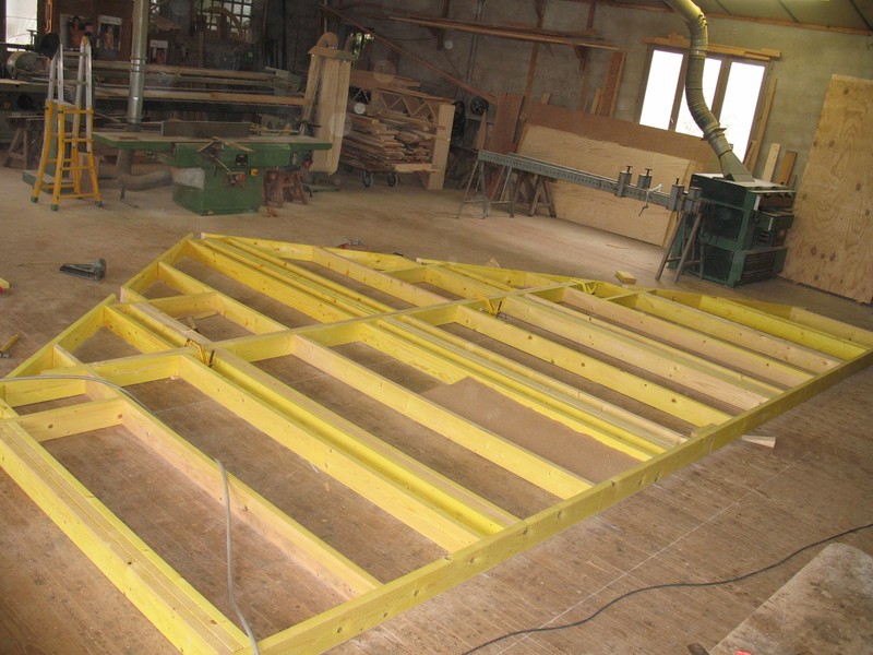Montage des murs à l'atelier, composés de montants et lisses en épicéa traité et calibré.