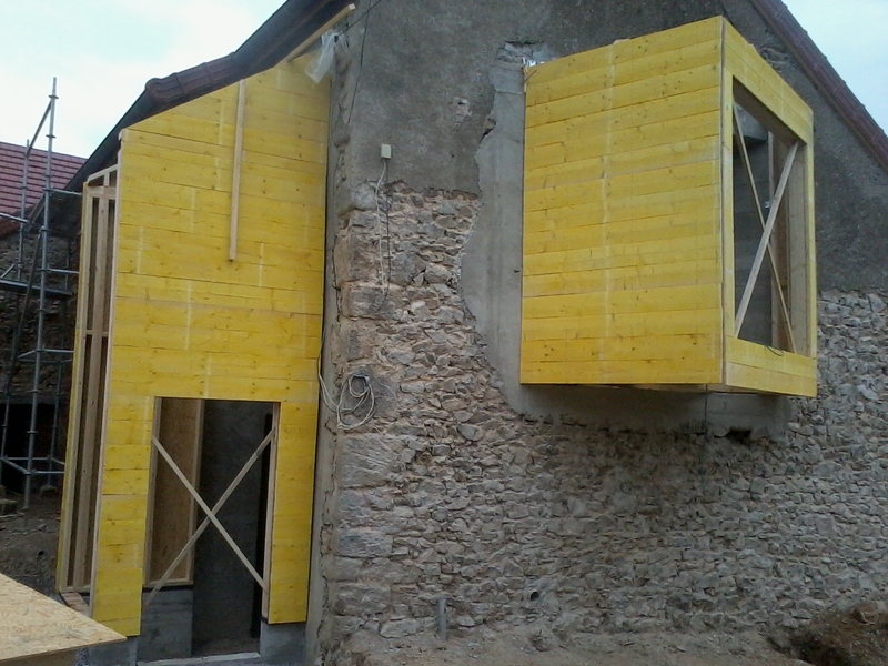 Deux extensions modernes sur une ancienne habitation avec sas et bow window.