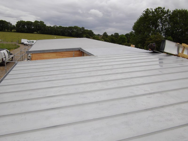 Toiture d'une école en zinc à joint debout.