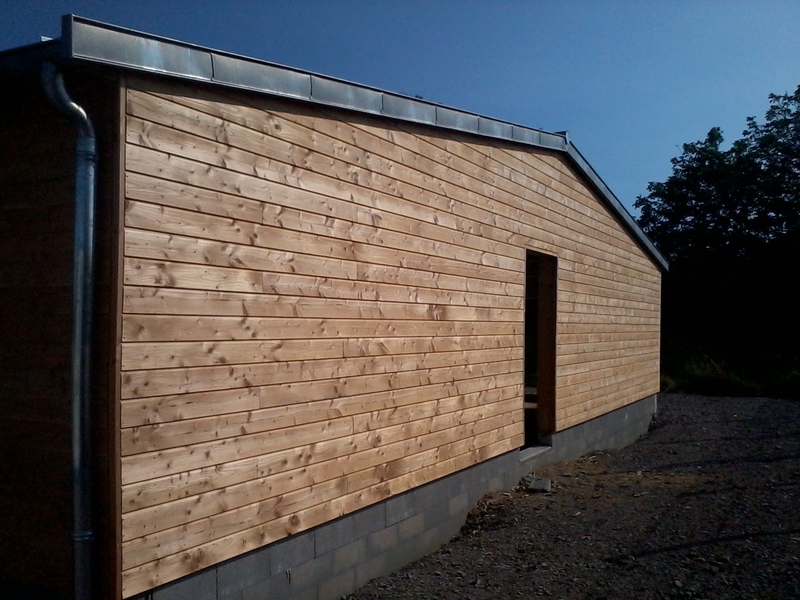 Rives agrafées en zinc naturel.