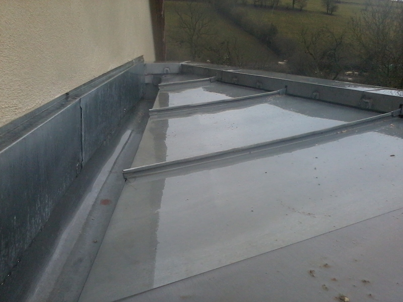 Détail d'un toit de bow window en zinc.