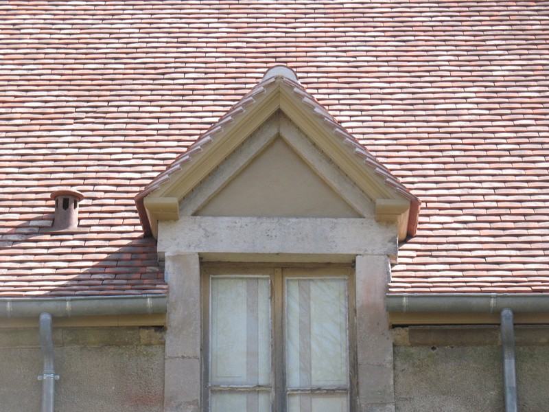 Chapeau de lucarne refait à neuf avec chevron de rive et corniche moulurés peints ton pierre ainsi que rive italienne scellée.
