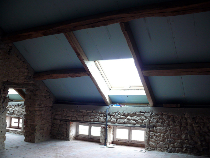 Panneaux isolants Trilatte avec placo plâtre intégré posés sur vieux bois.