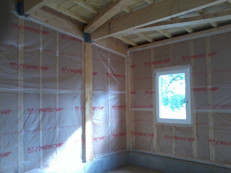 Murs isolés en laine de bois avec pare vapeur et scotch.