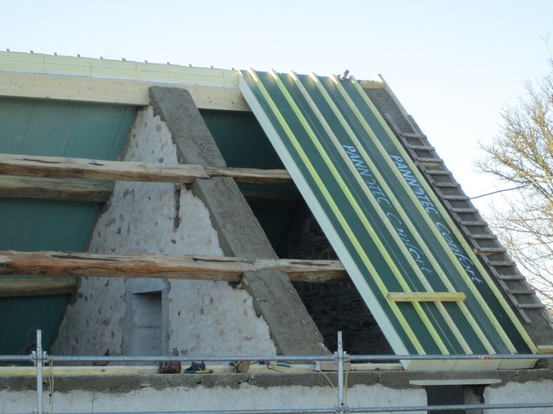 Panneaux isolants Pannotec avec sous face en placoplâtre et isolant en mousse polyuréthane.