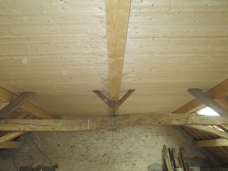 Plancher en lamellé-collé avec poutre centrale assemblée dans la ferme.