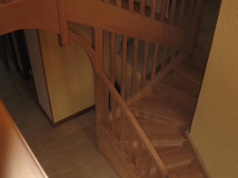 Escalier un quart tournant avec palier et mezzanine en chêne.