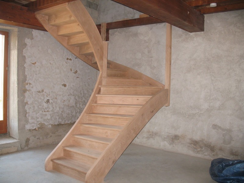 Escalier balancé à deux quarts tournants en chêne.