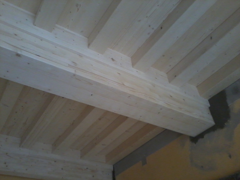 Solivage à la Française en lamellé-collé et contrecollé ainsi que plafond en trois plis.