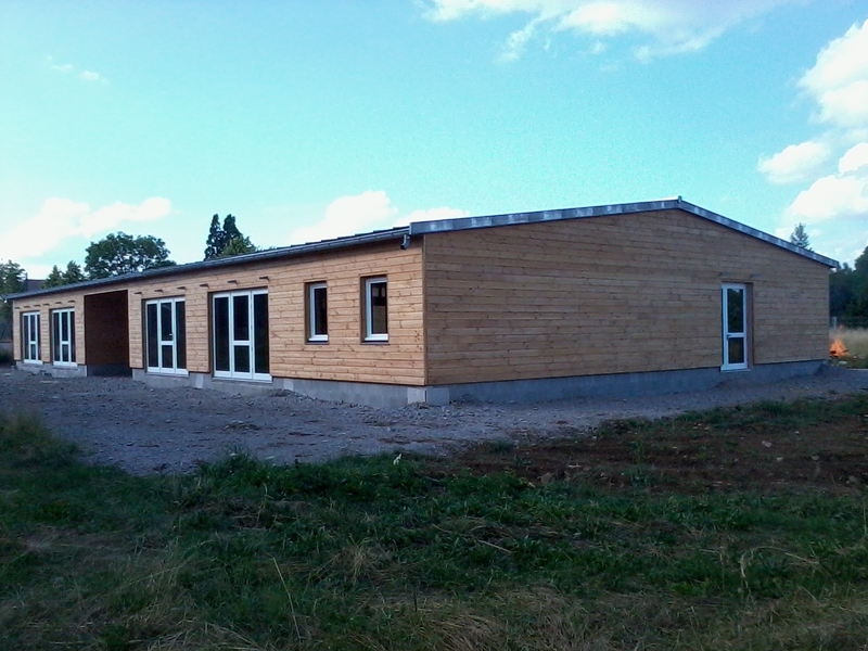 Ecole en ossature bois habillée en bardage douglas naturel.