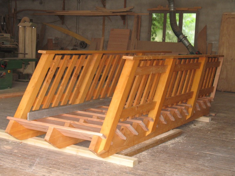 Escalier droit à trois limons pour usage public.