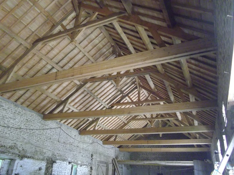 Vue de la charpente après voligeage, toutes les pièces de bois sont en douglas.