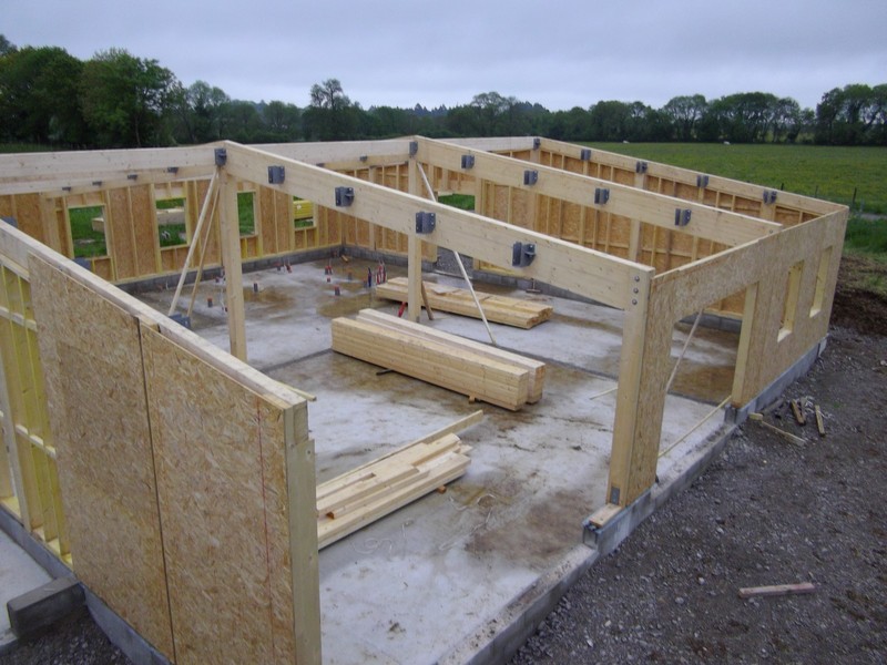 Portiques en lamellé-collé et murs en ossature bois pour une école maternelle.