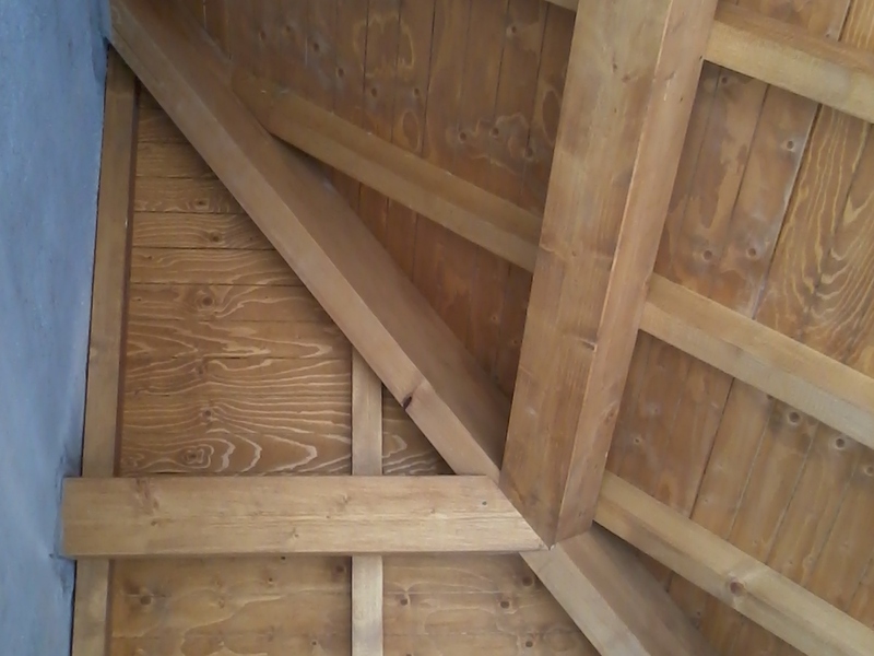 Charpente en épicéa raboté et lasuré.