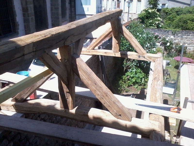 Création d'une charpente deux pans en vieux bois pour un abri bois.