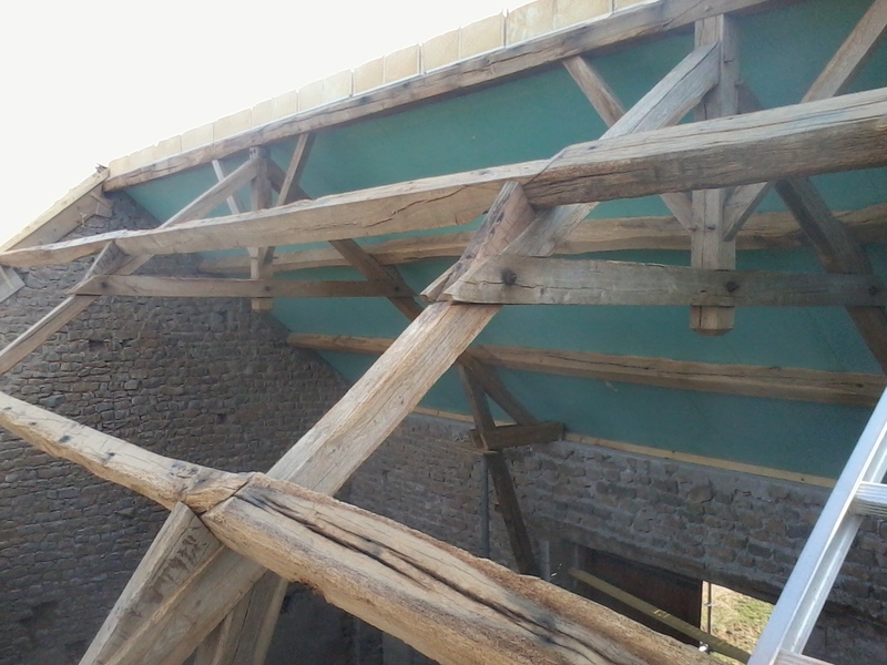 Charpente d'une ancienne grange réhabilitée, toute la charpente en vieux bois est conservée.