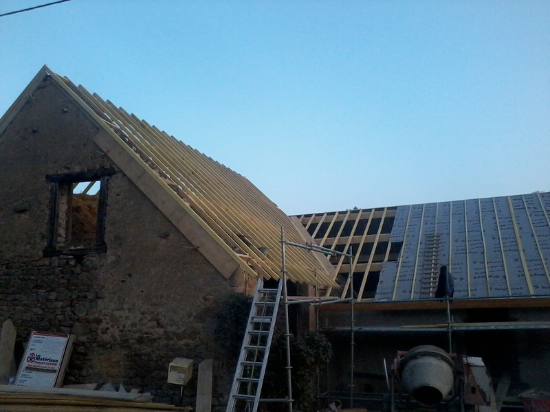 Raccord de noue sur des toitures de grange.