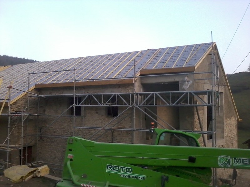 Décrochements de toiture sur une ancienne ferme.