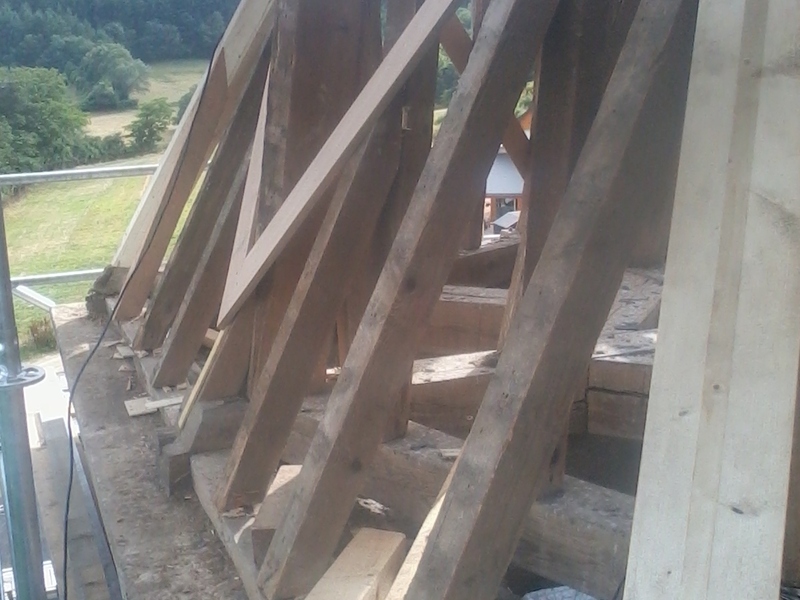 Remplacement des arêtiers sur la base d'un clocher.