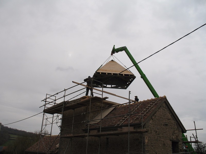 Pose d'un pavillon carré refait à neuf. 