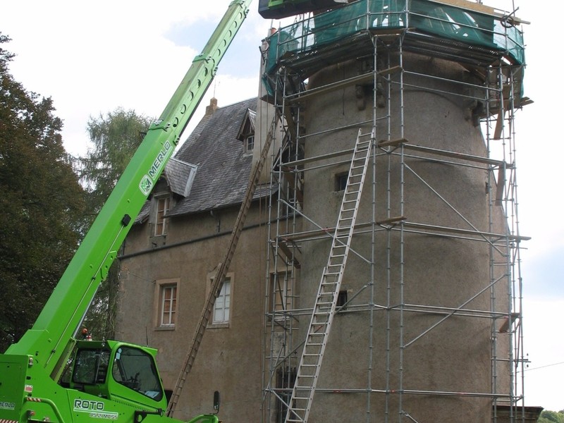 Tour ronde d'un château pendant travaux.