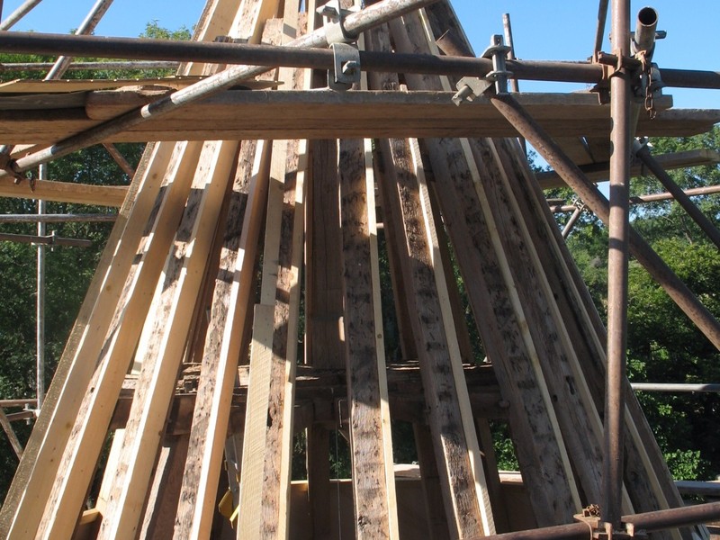 Redressage de la charpente.