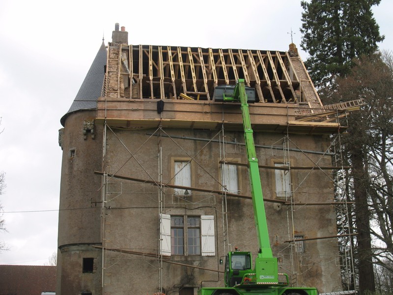 Rénovation des pans de toiture du même château quelques mois plus tard.