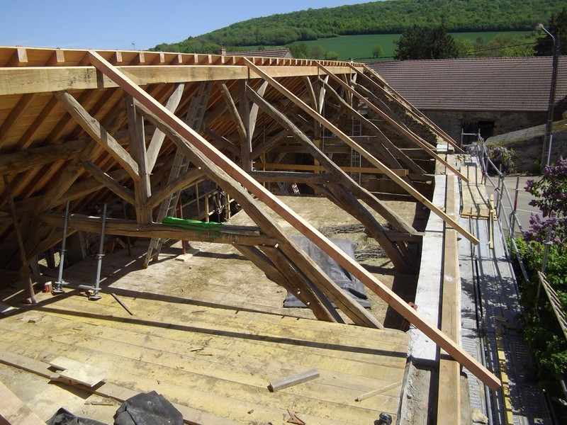 Charpente d'une écurie dont les fermes et pannes sont conservées et les faîtières remplacées.